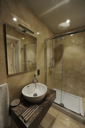 Bathroom shower - De Vilhena Boutique Hotel (Valletta)