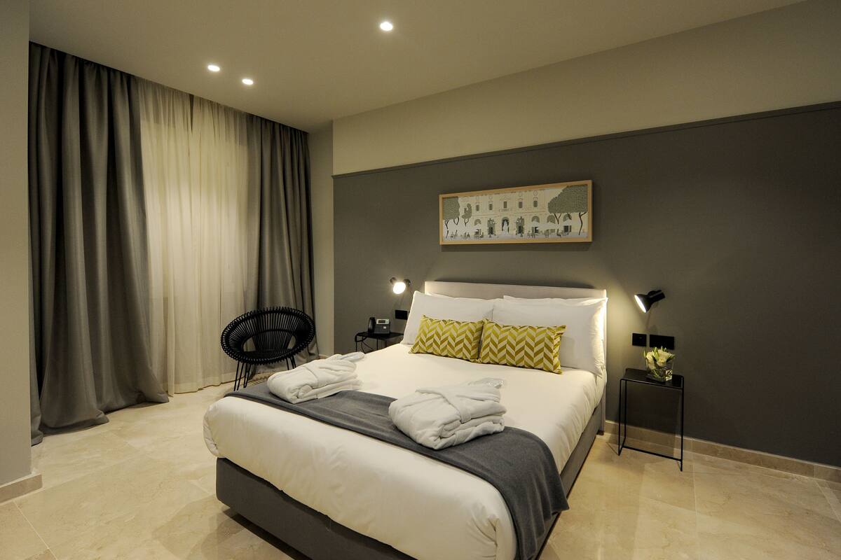 Ropa de cama de alta calidad y caja de seguridad en la habitación 
