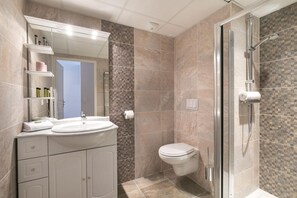Douche, articles de toilette gratuits, serviettes fournies