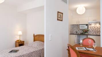 Desk, soundproofing, free WiFi, bed sheets