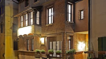 Façade de lâhĂ©bergement - soirĂ©e/nuit