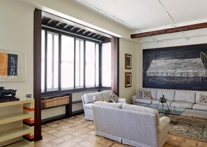 Apartamento superluxo, 2 quartos | Sala de estar | TV de tela plana 55 polegadas com canais via satélite, TV