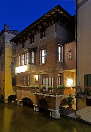 Fachada da propriedade à noite
