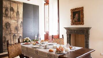 Free daily cooked-to-order breakfast