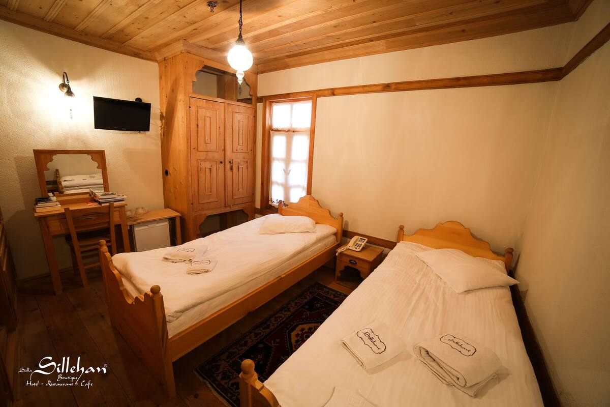 Traditional Twin Room, 2 Katil Bujang (Single), Courtyard Area | Peralatan tempat tidur premium, bar mini, peti besi dalam bilik, meja 