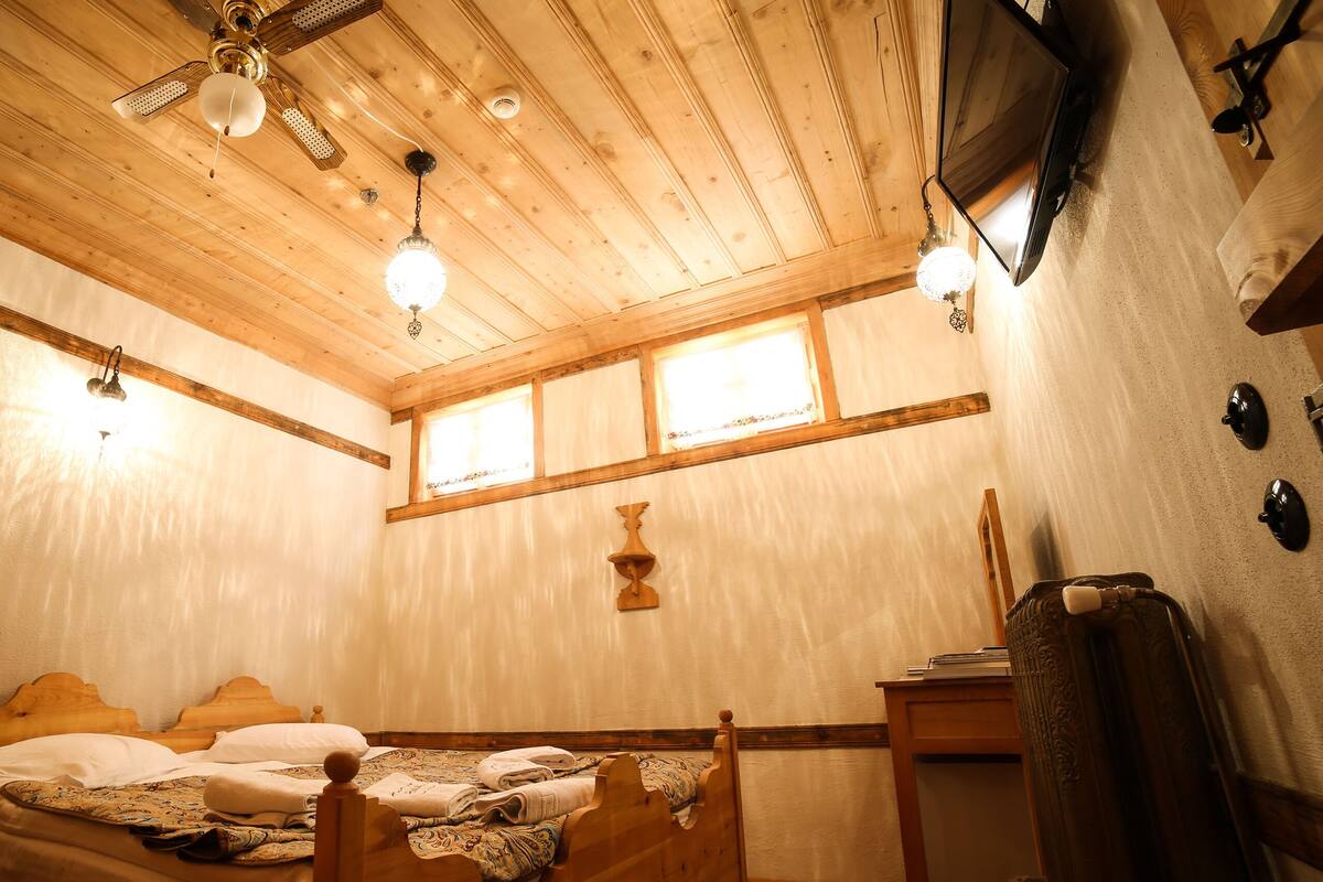 Traditional Double Room | Peralatan tempat tidur premium, bar mini, peti besi dalam bilik, meja 