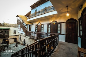 Deluxe Double Room, 1 King Bed, Courtyard View | Terrace/patio