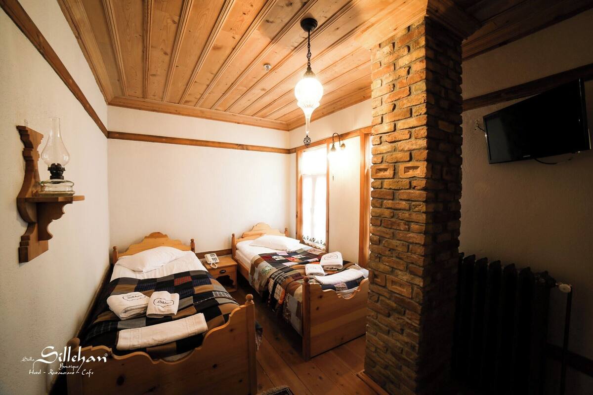 Traditional Twin Room, 2 Katil Bujang (Single) | Peralatan tempat tidur premium, bar mini, peti besi dalam bilik, meja 