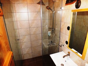 Douche, articles de toilette gratuits, sèche-cheveux, peignoirs