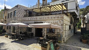 Un edificio de piedra con terraza y un letrero que dice 'Silhouette Boutique Hotel'.