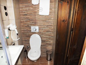 Un baño de diseño moderno, con inodoro, lavabo y secador de pelo.