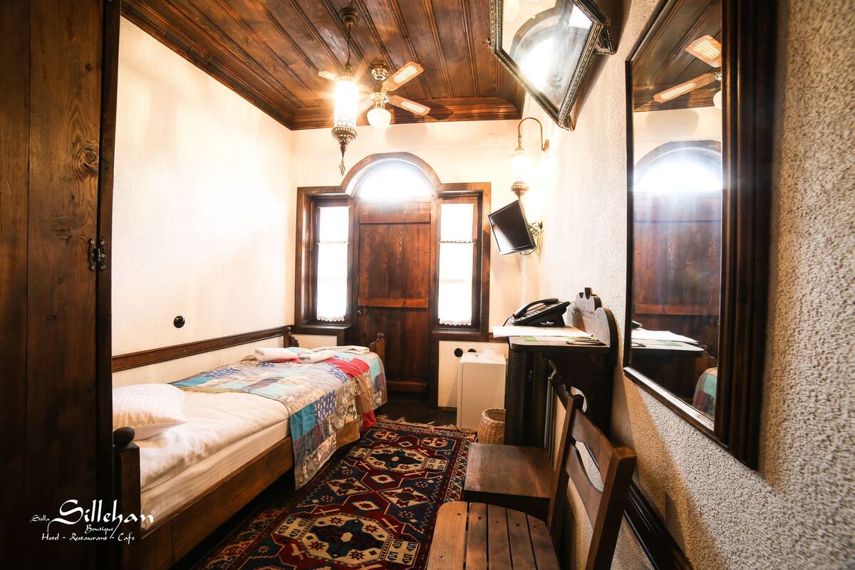 Traditional Single Room | Peralatan tempat tidur premium, bar mini, peti besi dalam bilik, meja 
