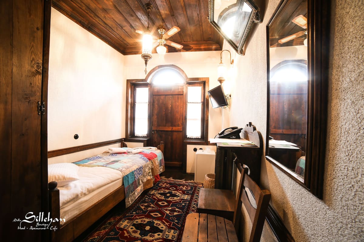 Traditional-Einzelzimmer | Hochwertige Bettwaren, Minibar, Zimmersafe, individuell dekoriert
