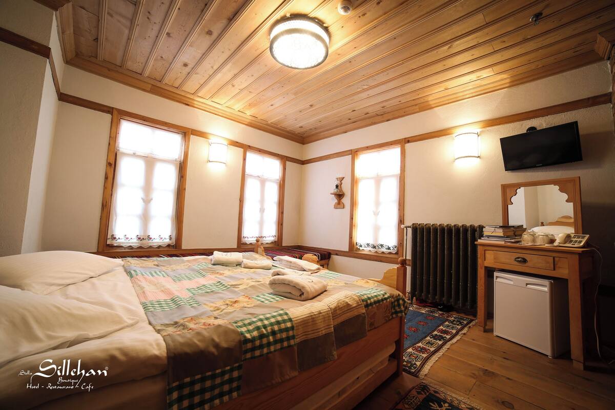 Deluxe Quadruple Room | Peralatan tempat tidur premium, bar mini, peti besi dalam bilik, meja 
