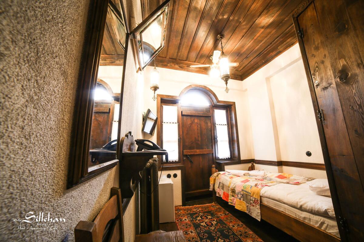 Traditional Single Room | Peralatan tempat tidur premium, bar mini, peti besi dalam bilik, meja 