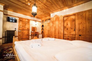 传统四人房 | 高档床上用品、迷你吧、客房内保险箱、特色装修