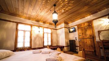 Quadrupla Tradizionale | Biancheria da letto di alta qualità, minibar, una cassaforte in camera