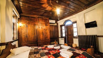 Tripla Deluxe, lanai, vista cortile | Biancheria da letto di alta qualità, minibar, una cassaforte in camera