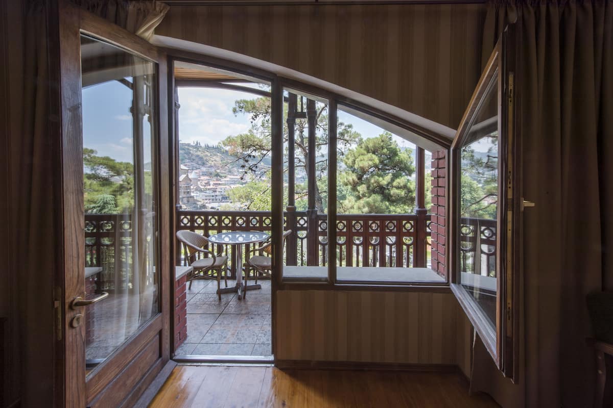 Suite Deluxe, 2 letti singoli, vista città | Una cassaforte in camera, una scrivania, insonorizzazione