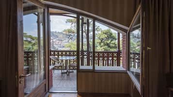 Suite Deluxe, 2 camas individuales, vistas a la ciudad | Caja fuerte, escritorio, sistema de insonorización y wifi gratis