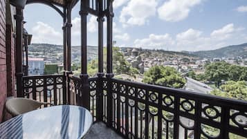 Suite, 1 King Bed with Sofa bed, City View | City view
