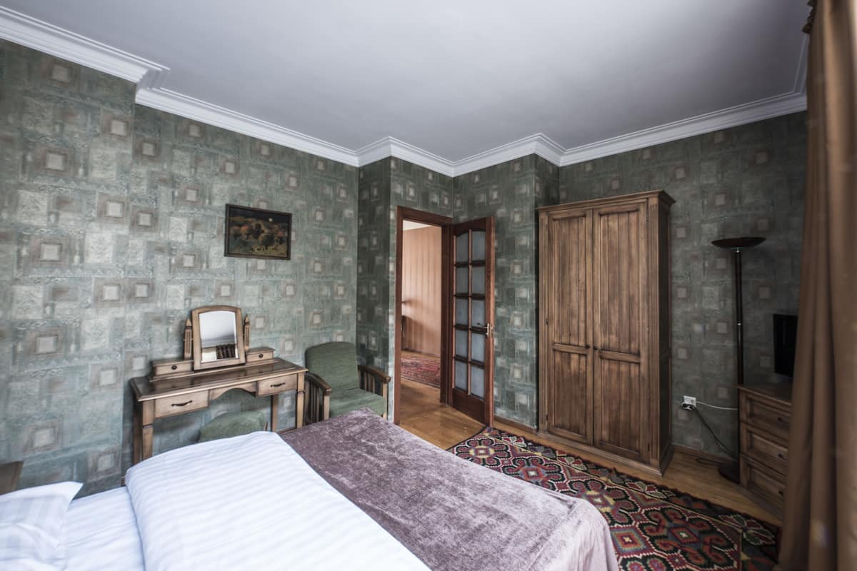 Suite, 1 letto king con divano letto, vista città | Una cassaforte in camera, una scrivania, insonorizzazione