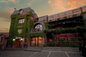 Fachada de la propiedad por la tarde o noche