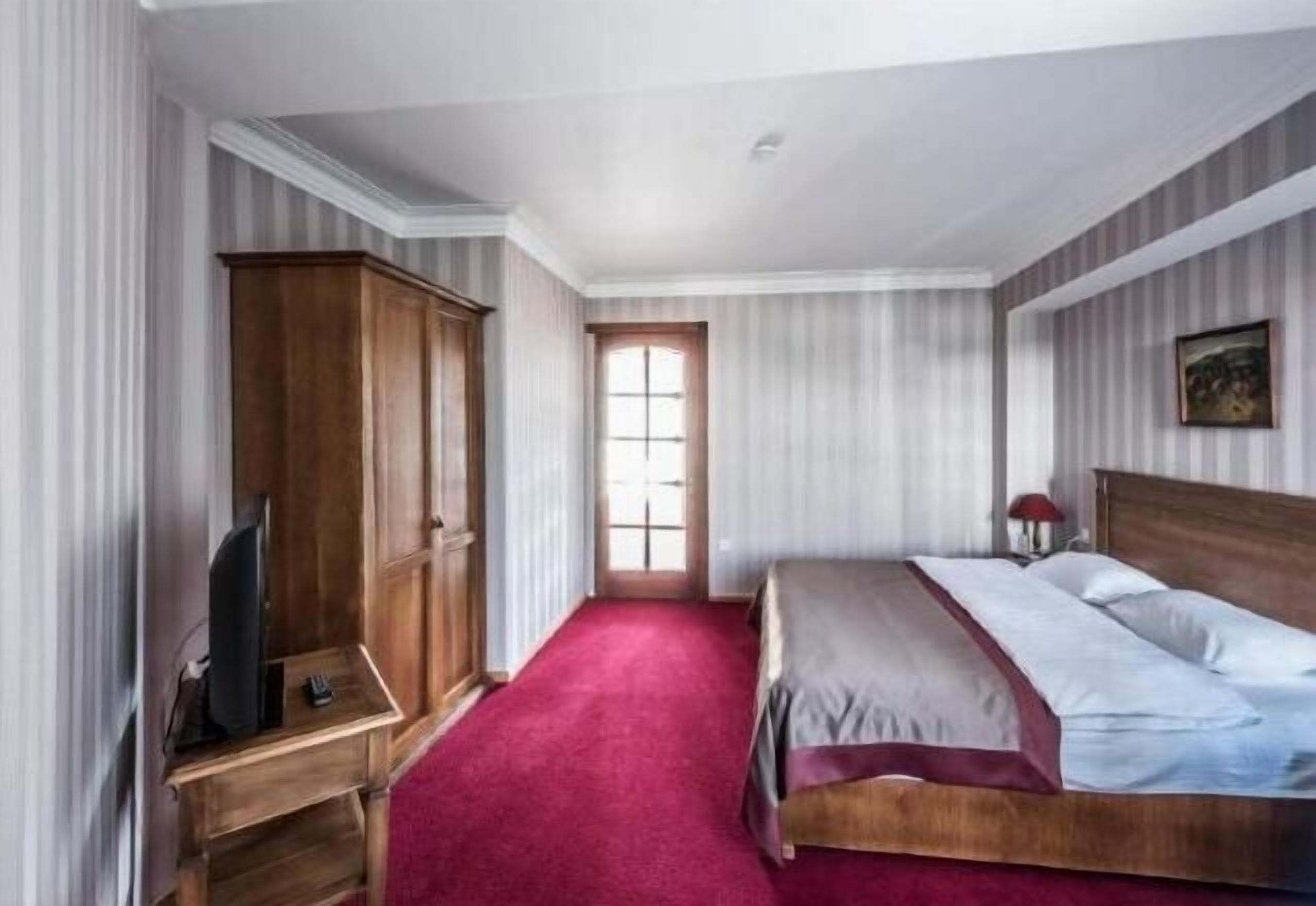 Caja de seguridad en la habitación y escritorio 