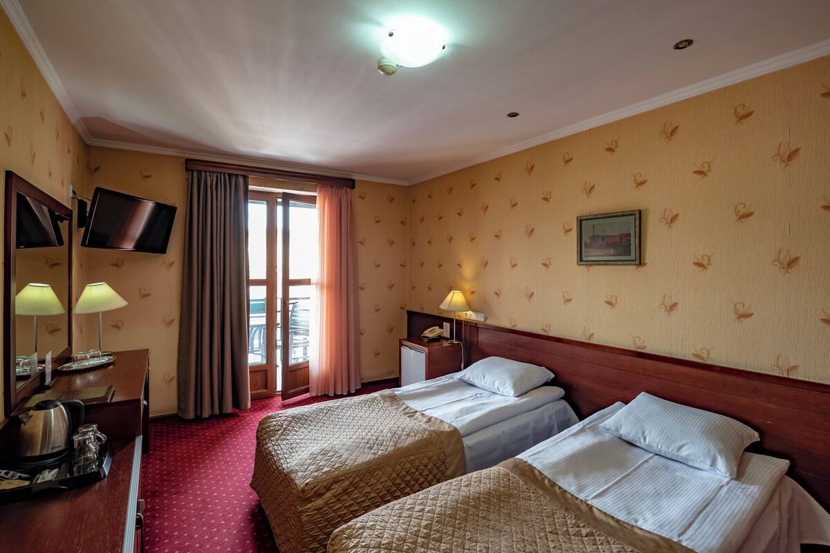 Standard Twin Room | In-room safe, desk, laptop workspace, WiFi (free)
