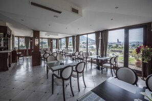 朝食、ランチ、ディナーに営業 (東ヨーロッパ料理)