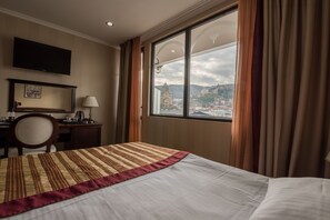 Dobbeltrom – standard, byutsikt | Minibar, safe på rommet, skrivebord og lydisolert