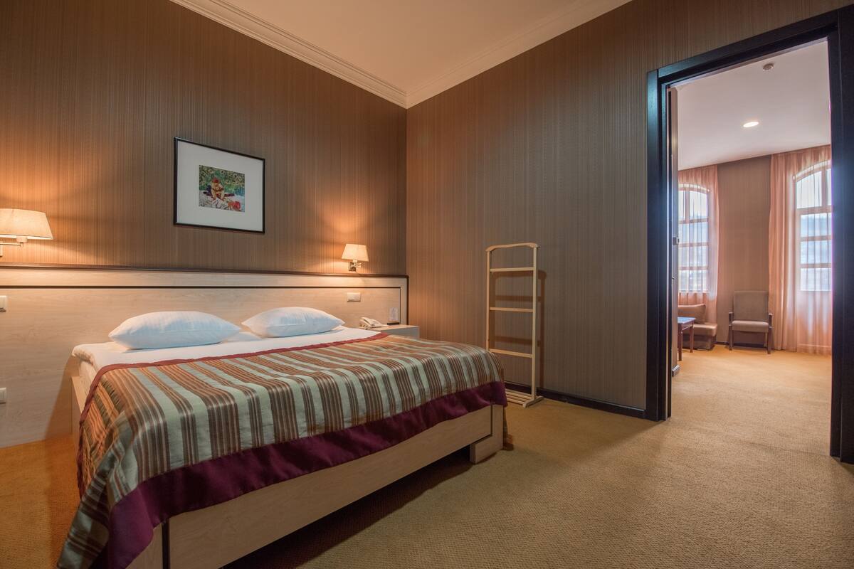Standard Twin Room | Minibar, in-room safe, desk, soundproofing