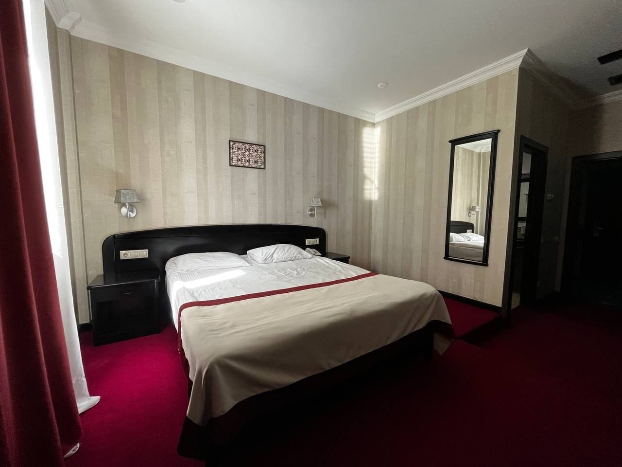 Minibar, escritorio, sistema de insonorización y wifi gratis 