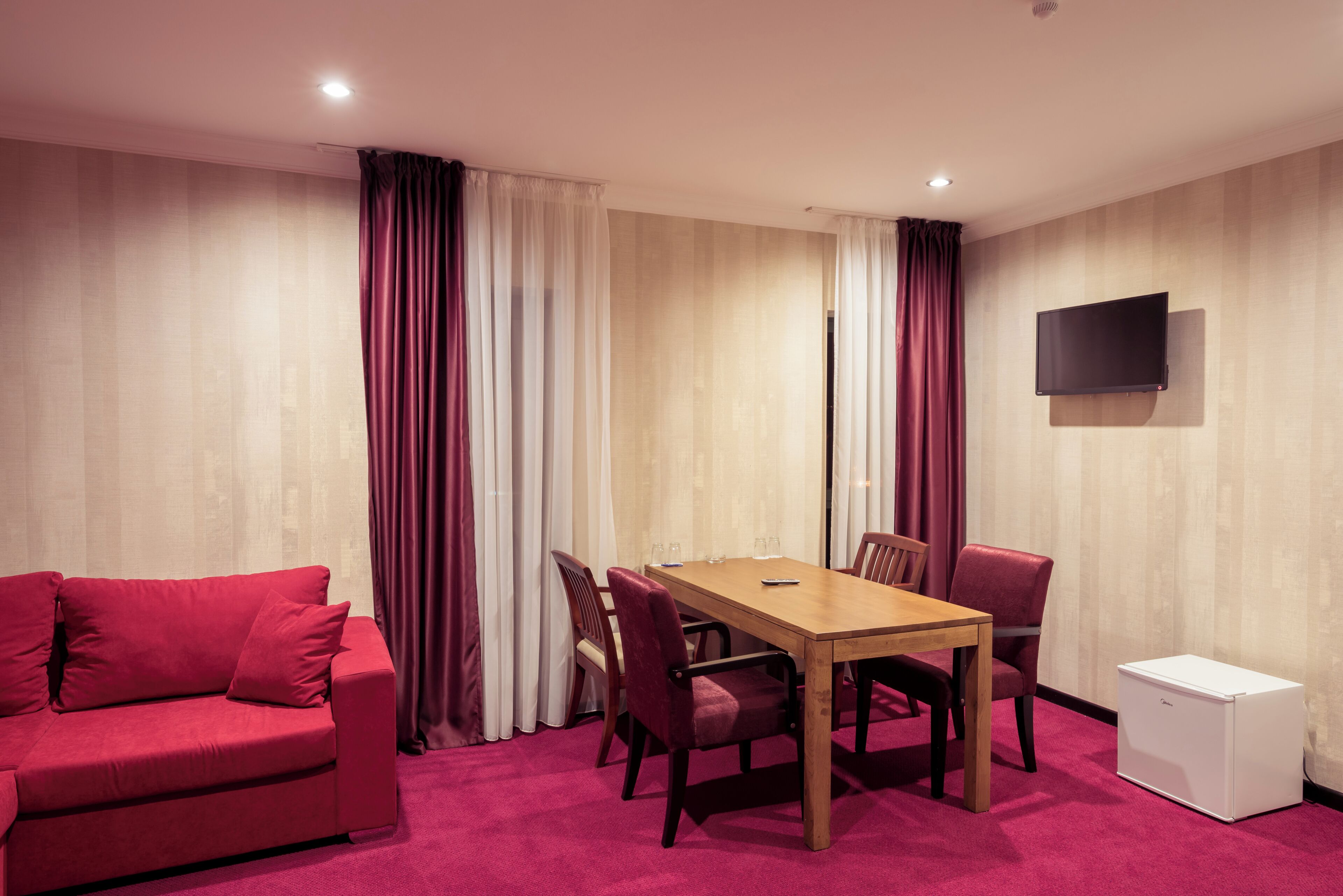 Ático, 2 habitaciones (Building B) | Minibar, escritorio, sistema de insonorización y wifi gratis