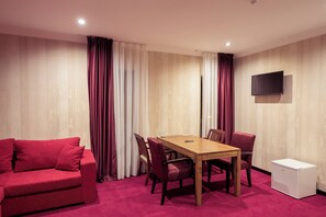 Ático, 2 habitaciones (Building B) | Minibar, escritorio, sistema de insonorización y wifi gratis