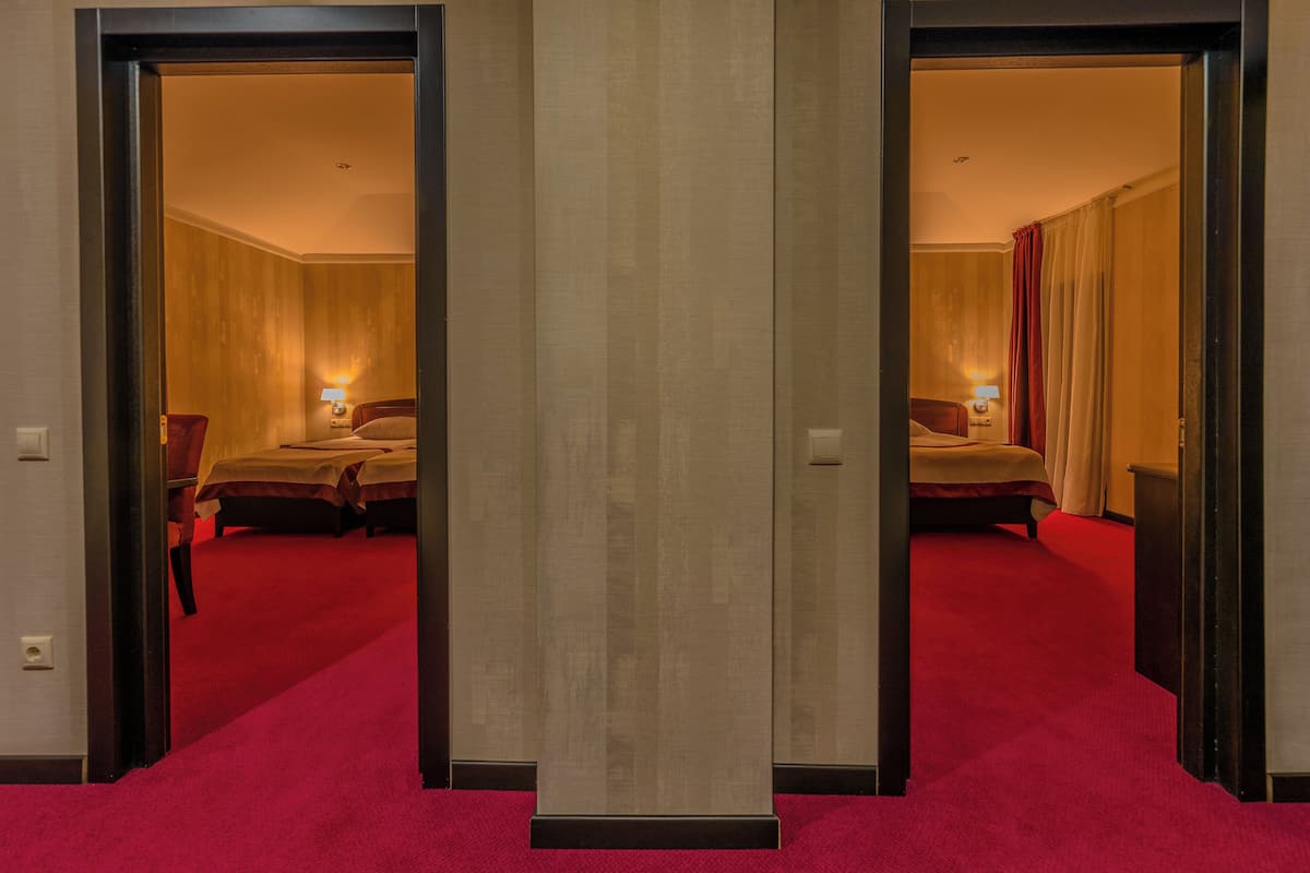 Camera familiare, 2 camere da letto (Building B) | 1 camera, minibar, una scrivania, insonorizzazione