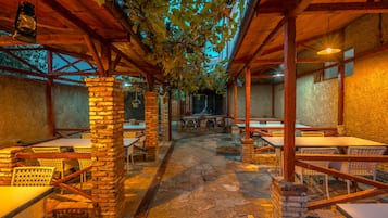 Se sirven desayunos, comidas, cenas y cocina local e internacional