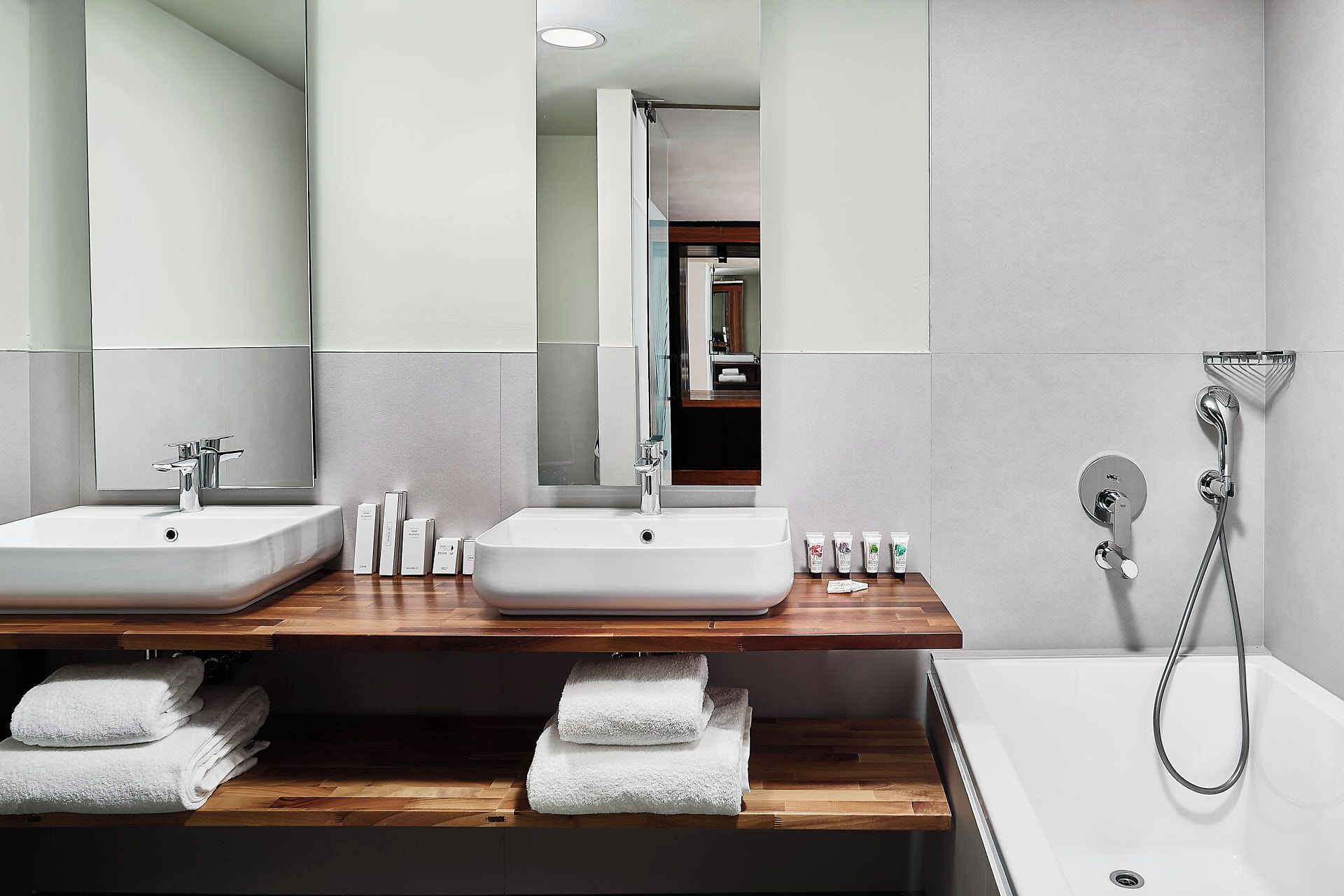 de lux (star) suite with river view  | bathroom | free toiletries, hair dryer, bathrobes, slippers