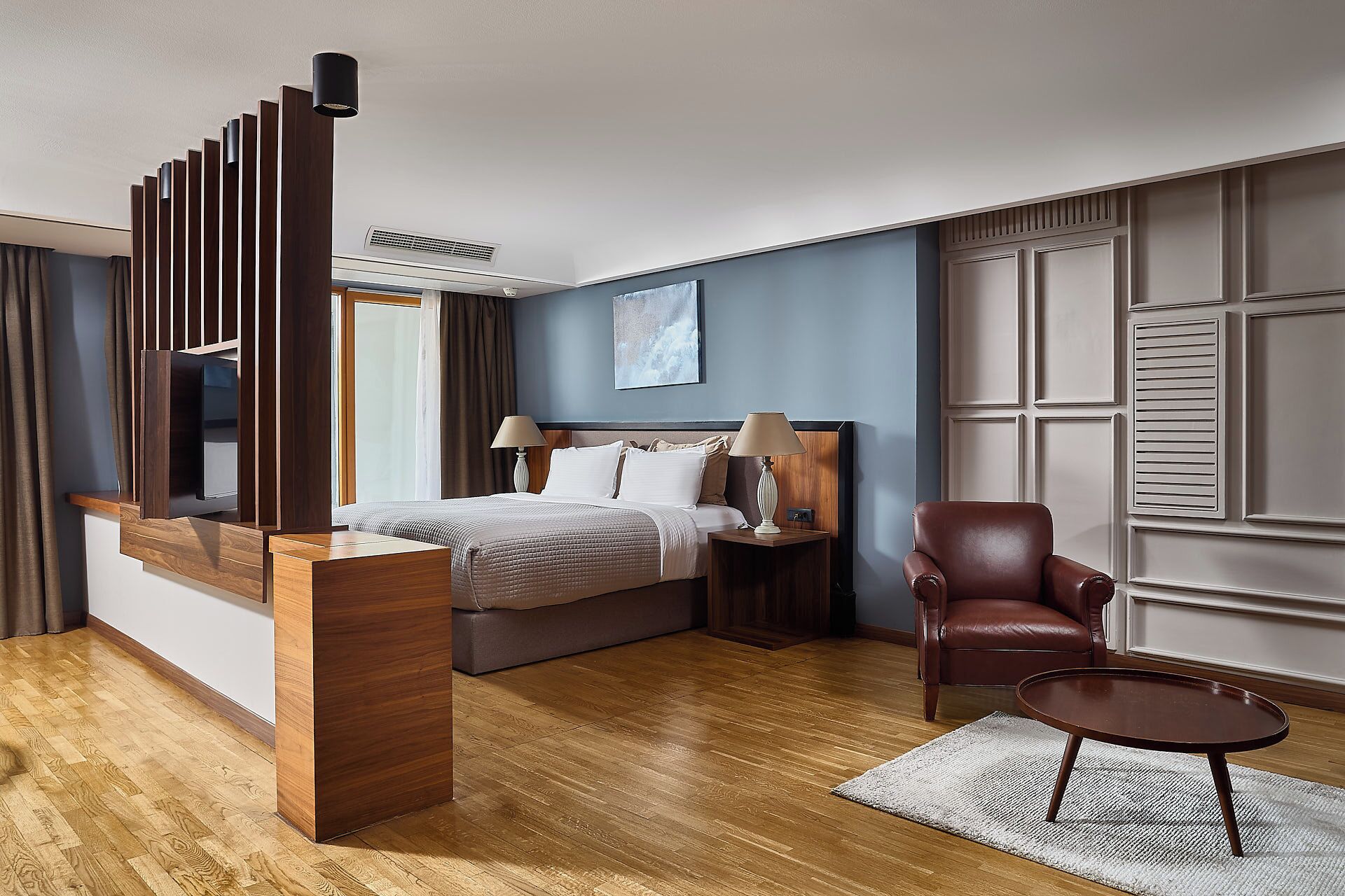 de lux (star) suite with river view  | premium bedding, minibar, in-room safe, desk