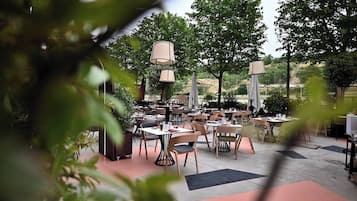 2 restaurantes; se sirve almuerzo y cena; cocina local e internacional