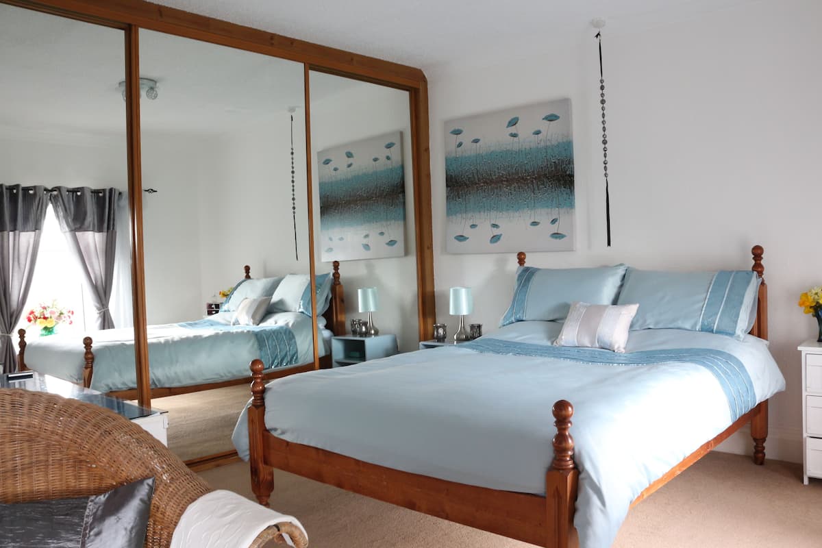 Luxury-Doppelzimmer, mit Bad, Hügelblick | 1 Schlafzimmer, individuell dekoriert, individuell eingerichtet