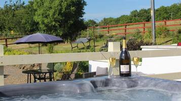 Luxury Cottage | Property grounds