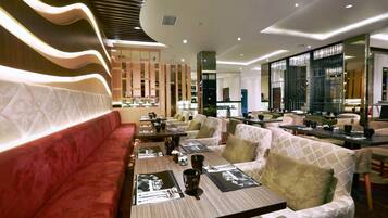 Melayani sarapan, makan siang, dan makan malam