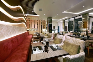 Breakfast, lunch and dinner served - Hotel Neo+ Balikpapan by Aston (Balikpapan)