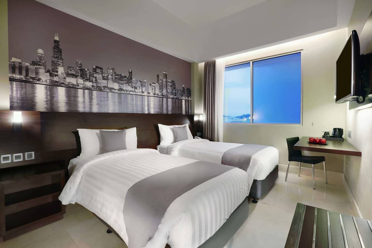 Superior Room | Peti besi dalam bilik, meja, langsir/tirai gelap terus 