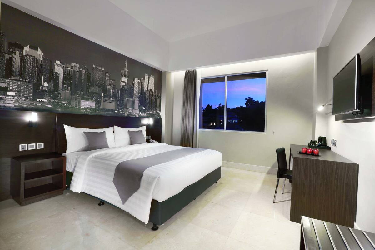 Deluxe Room | Peti besi dalam bilik, meja, langsir/tirai gelap terus 