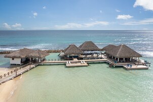 5 restaurants, breakfast, lunch, dinner served; Spanish cuisine