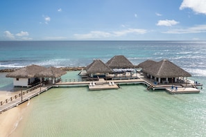 5 間餐廳,供應早餐、午餐和晚餐,西班牙料理