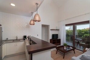 Junior Studio Suite, 1 King Bed, Refrigerator & Microwave, Garden Area | Living room | Flat-screen TV - Hotel Casa Hemingway (Guayacanes)