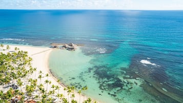 Nära stranden, vit sandstrand, solstolar och strandhanddukar